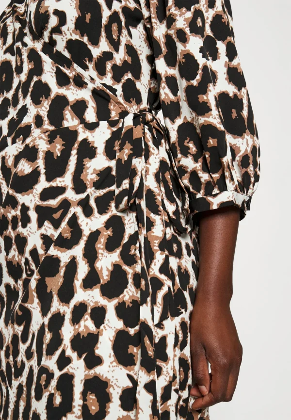 VESTIDO CARMAKOMA - CARLIVIA LIFE 3/4 WRAP MIDI DRESS - Regular Fit - Leopard - Image 3
