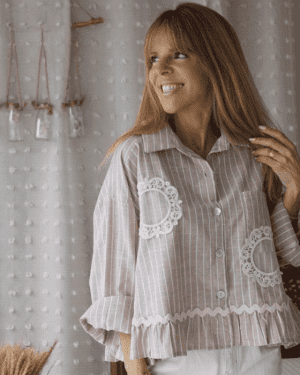 BLUSA BEGE C/ RISCAS E DETALHES EM RENDA MARIA CATITA - TAM U