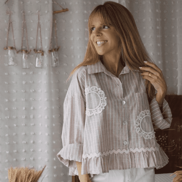 BLUSA BEGE C/ RISCAS E DETALHES EM RENDA MARIA CATITA - TAM U