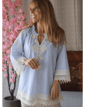 BLUSA/TÚNICA AZUL CLARO COM RENDA MARIA CATITA - TAM U
