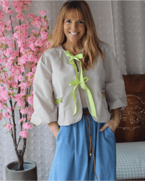 CASACO CURTO BEGE COM LACINHOS VERDE ALFACE MARIA CATITA - TAM U