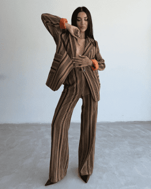 Conjunto calÇa e casaco listrado castanho com forro laranja ella by tam 2