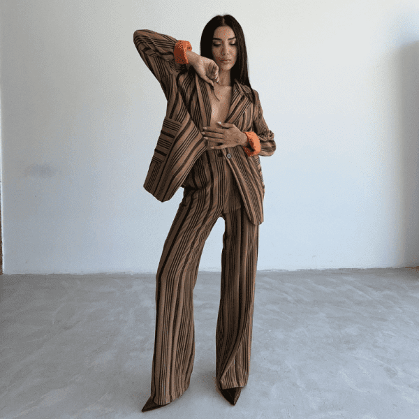 Conjunto calÇa e casaco listrado castanho com forro laranja ella by tam 2