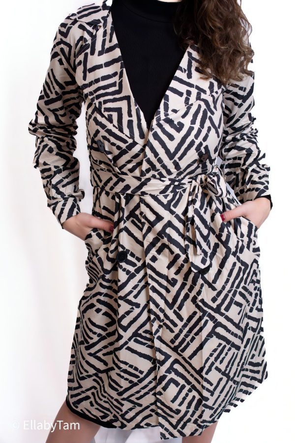 TRENCH COAT ESTAMPADO C/ GOLA DUPLA CRU/PRETO ELLA BY TAM - Image 6