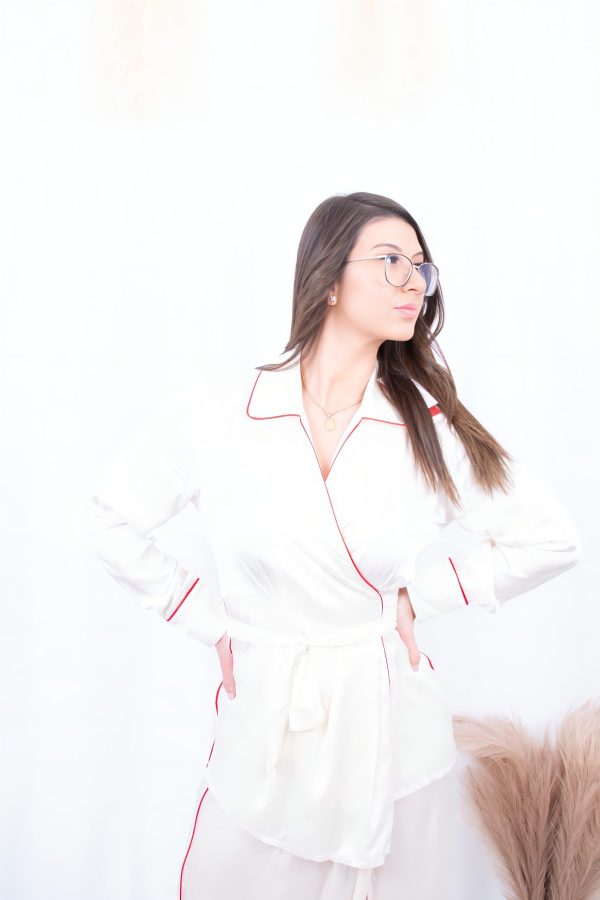 CAMISA ACETINADA CRU COM DETALHE VERMELHO  Q2 - TAM S - Image 2