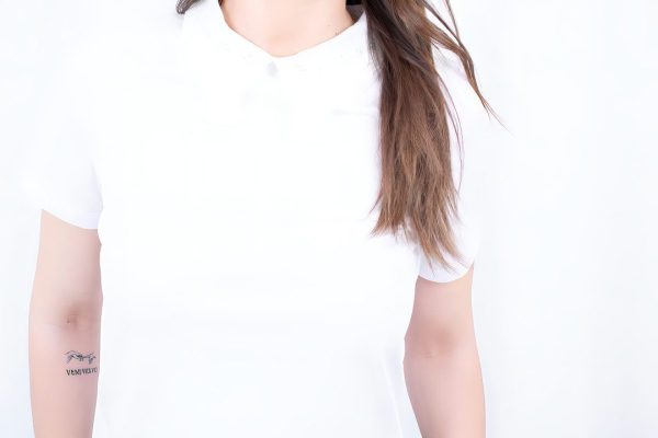 T-SHIRT BRANCA COM COLARINHO DE BABETE Q2 - TAM M - Image 2