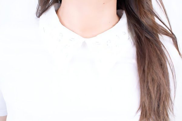T-SHIRT BRANCA COM COLARINHO DE BABETE Q2 - TAM M - Image 3