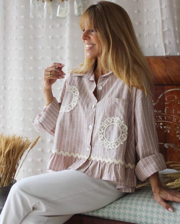 BLUSA BEGE C/ RISCAS E DETALHES EM RENDA MARIA CATITA - TAM U - Image 2