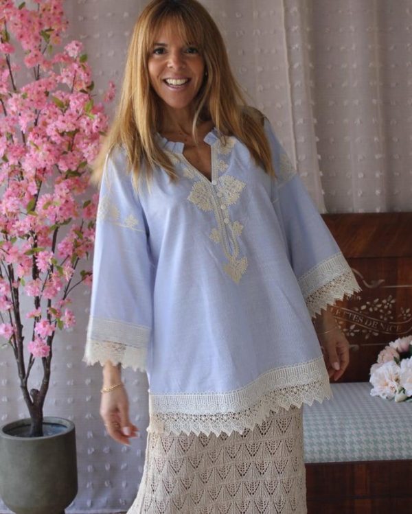 BLUSA/TÚNICA AZUL CLARO COM RENDA MARIA CATITA - TAM U - Image 3
