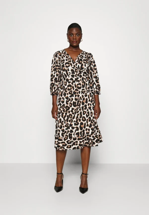 VESTIDO CARMAKOMA - CARLIVIA LIFE 3/4 WRAP MIDI DRESS - Regular Fit - Leopard - Image 4