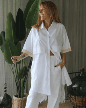 BLUSA BRANCA COM DETALHES NAS MANGAS E RENDA NAS COSTAS MARIA CATITA - TAM U