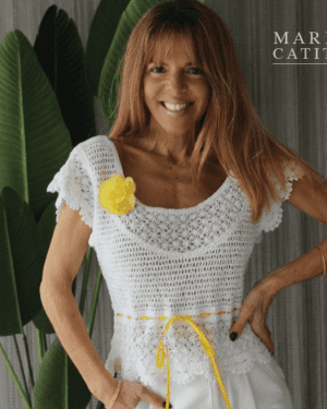 BLUSA CROCHET BRANCA PÉROLA COM FITA AMARELA E FLOR MARIA CATITA - TAM U