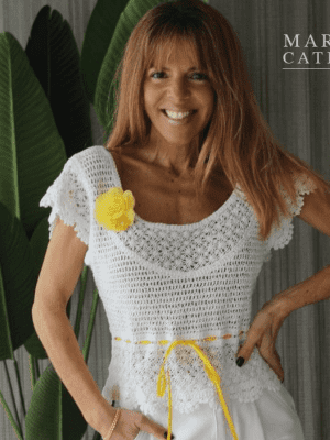 BLUSA CROCHET BRANCA PÉROLA COM FITA AMARELA E FLOR MARIA CATITA - TAM U