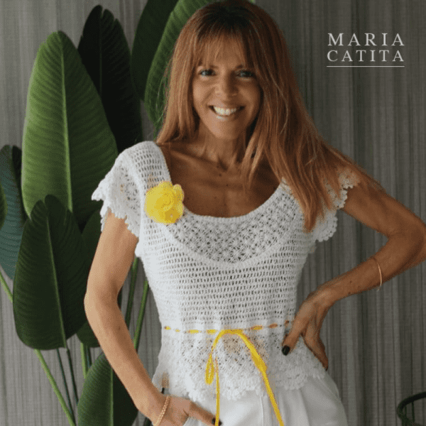 BLUSA CROCHET BRANCA PÉROLA COM FITA AMARELA E FLOR MARIA CATITA - TAM U