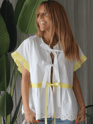 BLUSA LACINHOS E DETALHES AMARELOS MARIA CATITA - TAM U