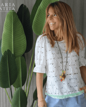 BLUSA TRABALHADA BRANCO PÉROLA COM DETALHE VERDE MARIA CATITA - TAM U