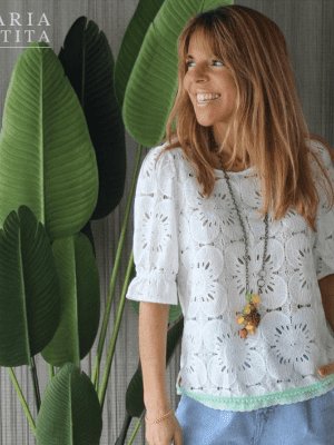 BLUSA TRABALHADA BRANCO PÉROLA COM DETALHE VERDE MARIA CATITA - TAM U