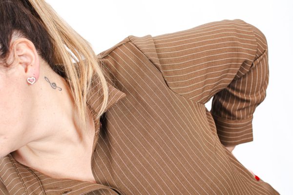 CAMISA CARMAKOMA - CARPINNY L/S LOOSE SHIRT WVN - Loose Fit - Black Coffee CLOUD DANCER