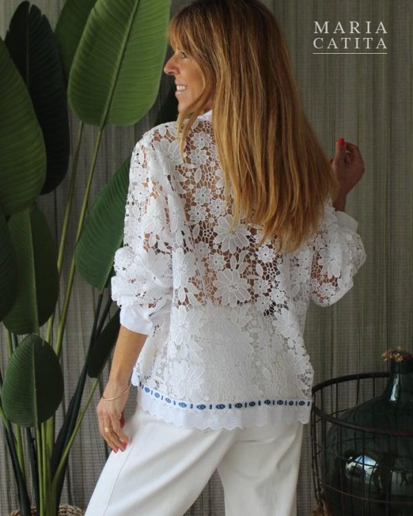 BLUSA/CAMISA TRABALHADA BRANCA COM DETALHE AZUL MARIA CATITA - TAM U - Image 2