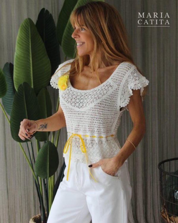 BLUSA CROCHET BRANCA PÉROLA COM FITA AMARELA E FLOR MARIA CATITA - TAM U - Image 3