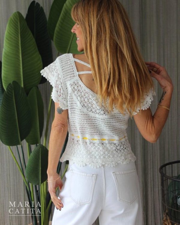 BLUSA CROCHET BRANCA PÉROLA COM FITA AMARELA E FLOR MARIA CATITA - TAM U - Image 2