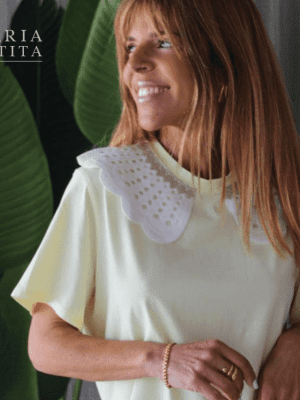 BLUSA AMARELO MANTEIGA COM GOLA BABETE BRANCA - MARIA CATITA - TAM U